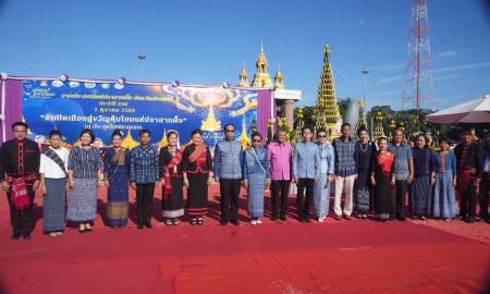 วันที่ 2 ตุลาคม 2568 เวลา 15.30 น. นายโกมุท ทีฆธนานนท์ นายกเทศมนตรีนครสกลนคร ร่วมพิธีรำเปิดเมือง บวงสรวงพระธาตุเชิงชุมและพิธีบายศรีสมโภชปราสาทผึ้ง “สู่ขวัญตุ้มโฮม แห่ปราสาทผึ้งสกลนคร 2568”