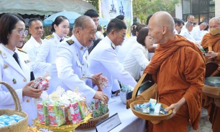 วันที่ 17 มกราคม 2569 เวลา 07.00 น. นายโกมุท ทีฆธนานนท์ นายกเทศมนตรีนครสกลนคร มอบหมายให้ นายนิวัตร  อภัยจิตต์ รองนายกเทศมนตรีนครสกลนคร ร่วมพิธีทำบุญตักบาตรถวายพระราชกุศล เนื่องในงานรัฐพิธีถวายราชสักการะ 