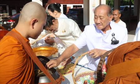 วันที่ 31 พฤษภาคม 2569 เวลา 07.00 น. นายโกมุท ทีฆธนานนท์ นายกเทศมนตรีนครสกลนคร มอบหมายให้  นายนิวัตร อภัยจิต์ รองนายกเทศมนตรีนครสกลนคร ร่วมพิธีทำบุญตักบาตรเนื่องในวันวิสาขบูชา ประจำปี 2569