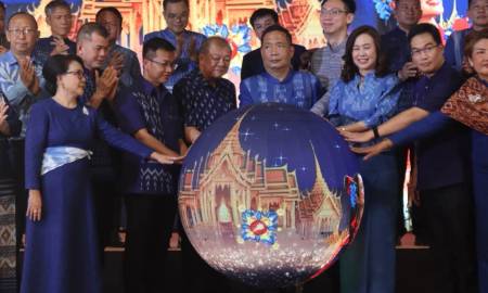 วันที่ 21 ตุลาคม 2569 เวลา 18.30 น. นายโกมุท ทีฆธนานนท์ นายกเทศมนตรีนครสกลนคร พร้อมด้วย คณะผู้บริหารเทศบาล และ หัวหน้าส่วนราชการ ร่วมพิธีเปิด “งานประเพณีแห่ปราสาทผึ้งและแข่งขันเรือยาวชิงถ้วยพระราชทานฯ จังหวัดสกลนคร ประจำปี 2569”